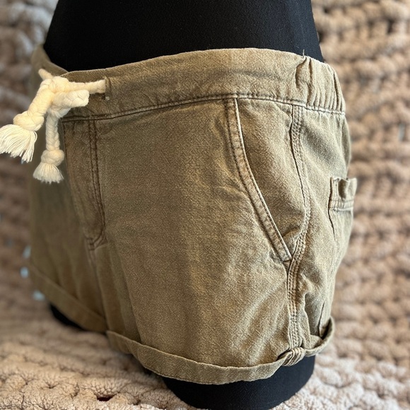 Harlow Sage Green Color Linen Cotton Blend Short Shorts - Size Medium - Picture 2 of 13